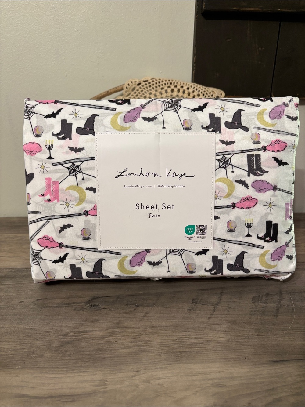 New! LONDON KAYE Witches Boots, Bats TWIN SIZE HALLOWEEN Sheet Set